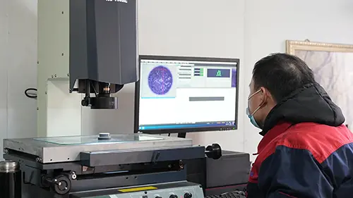 Kanthi sesanti cetha lan panuntun dhumateng pas, kita mantep netepake garis pertahanan kualitas kanggo cetakan.